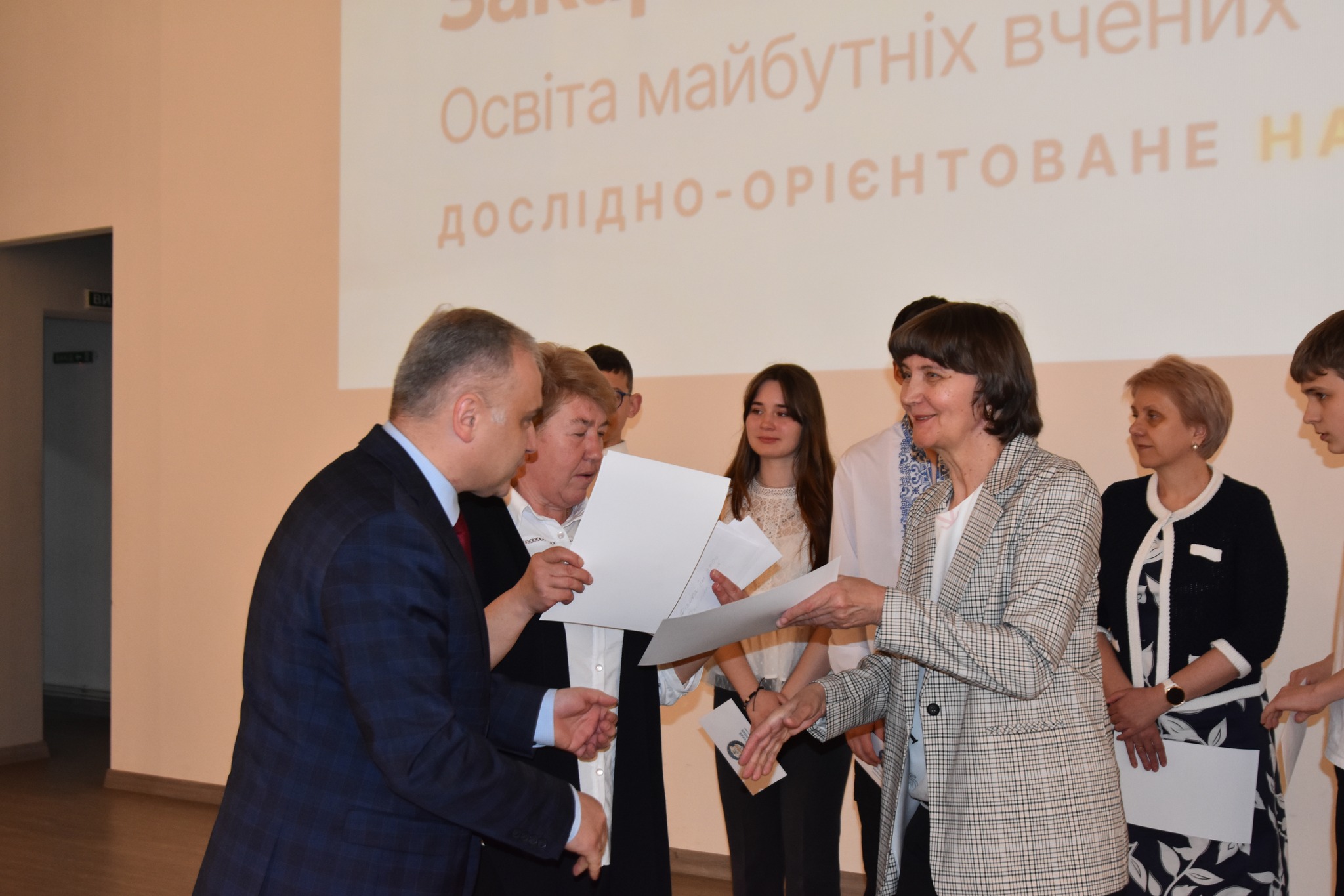 Фото до матеріалу: Ужгородський науковий ліцей відзначив переможців олімпіад 2026 року