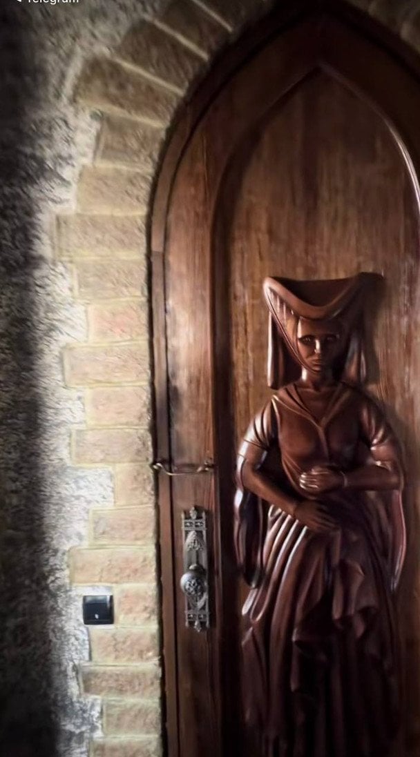 Фото до матеріалу: Замок за 800 тисяч доларів: під Києвом продають маєток із 12-метровими стелями