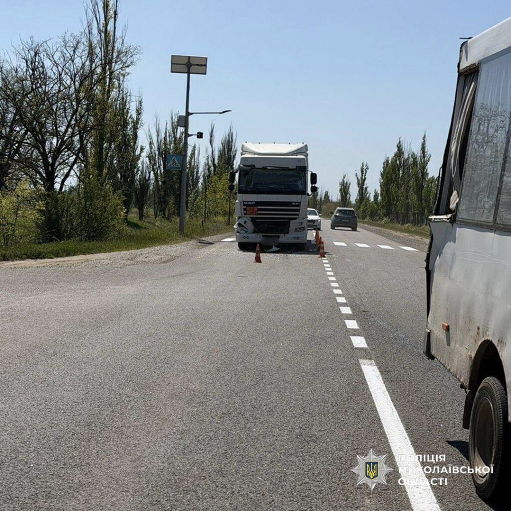 Фото до матеріалу: На Миколаївщині внаслідок ДТП з маршруткою і вантажівкою 5 травмованих (ФОТО)