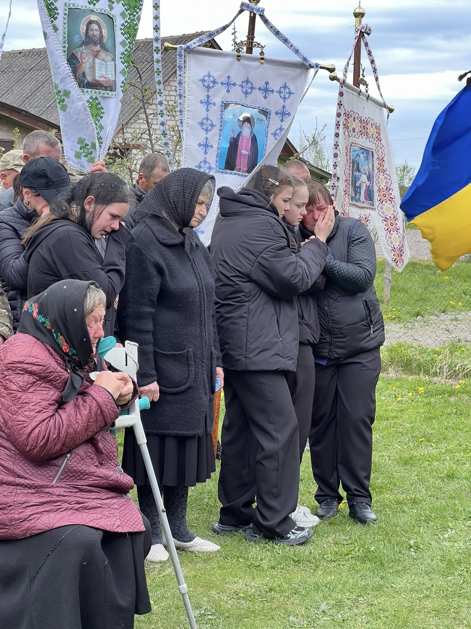 Фото до матеріалу: У Пульмі Шацького району провели в останню путь загиблого захисника Анатолія Занюка
