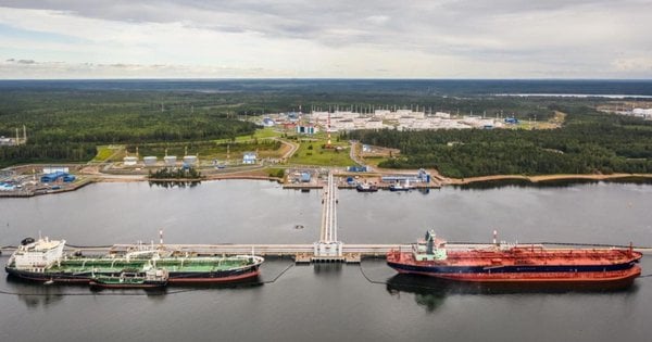 Фото до матеріалу: Сили оборони знищили ракетний корабель та танкер у порту Приморськ