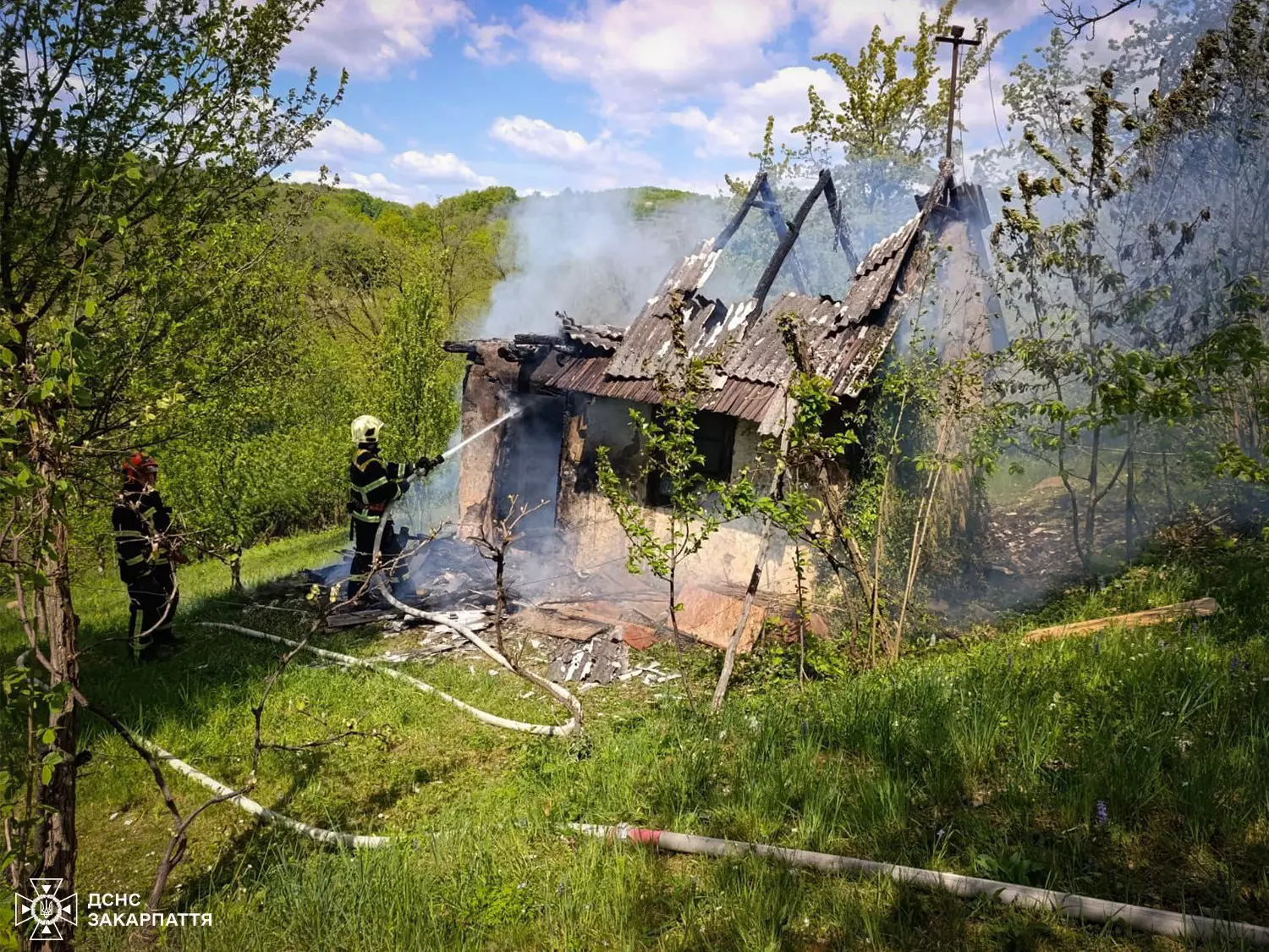 Фото до матеріалу: Рятувальники Іршави врятували будинок у Ільниці: пожежу в закинутій споруді локалізували за 15 хвилин