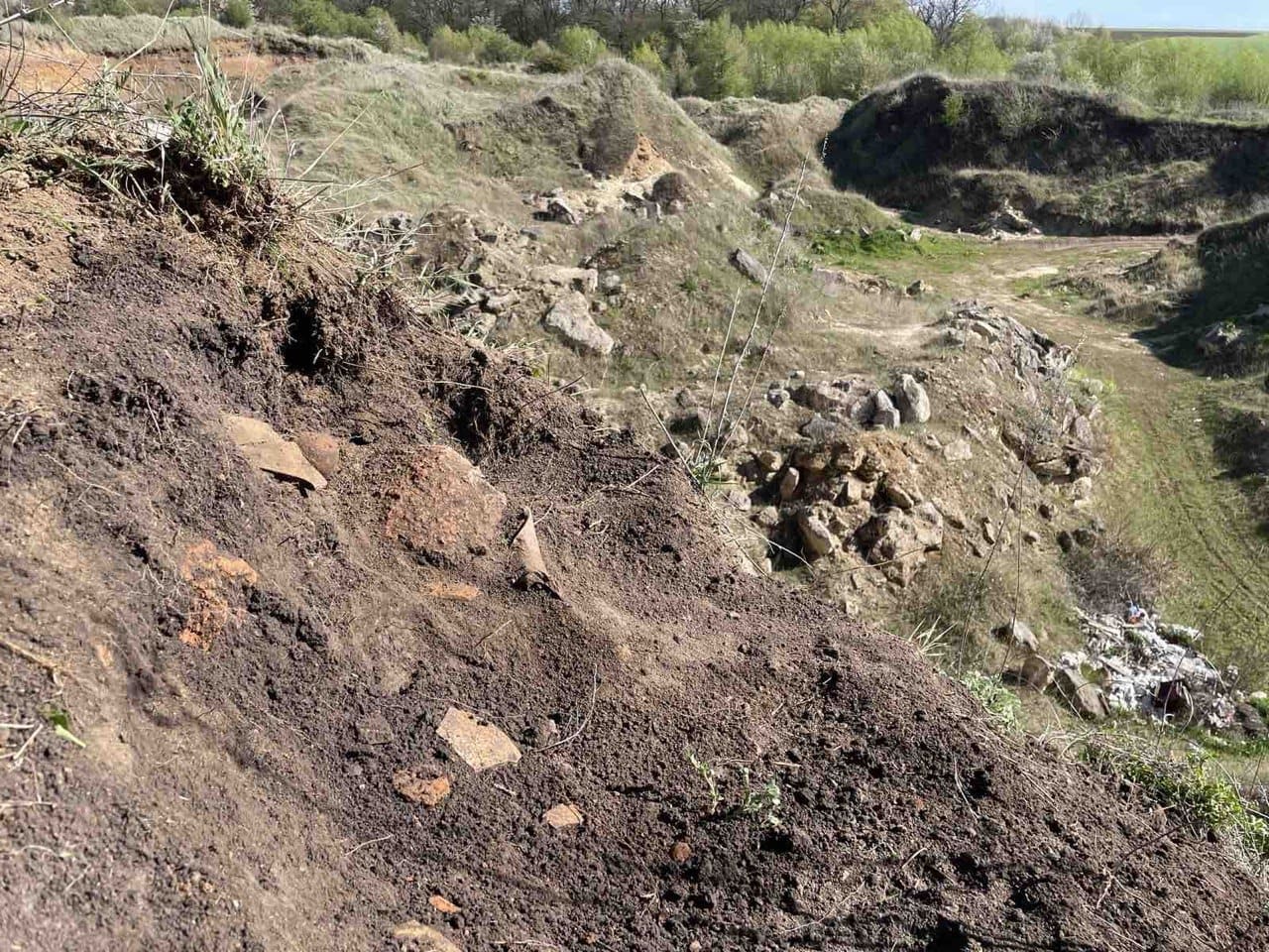 Фото до матеріалу: На Борщівщині знайшли нові пам'ятки, але трипільські поселення руйнуються