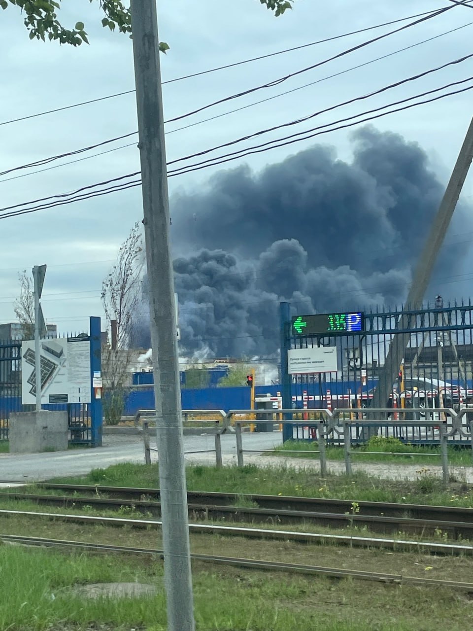 Фото до матеріалу: У російському Череповці спалахнула масштабна пожежа в районі комбінату "Северсталь". ФОТО