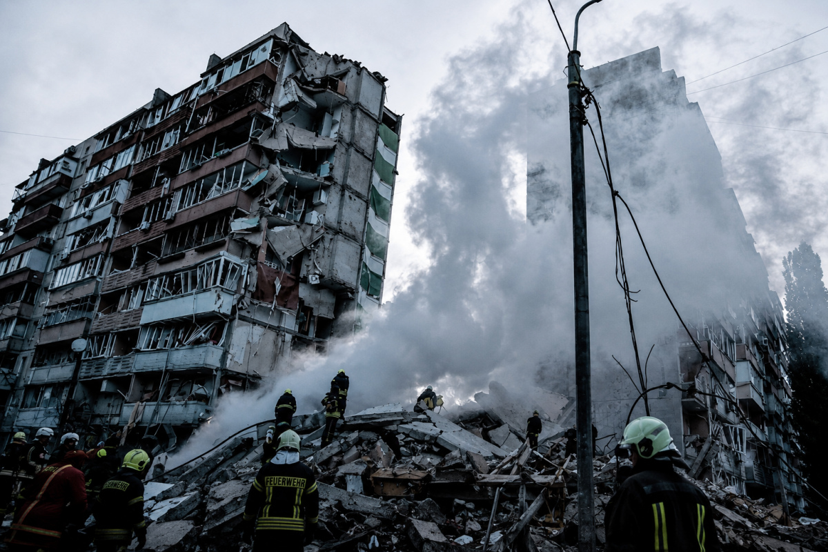 Фото до матеріалу: Масована атака на Київ: пошкодження зафіксували у шести районах столиці, є загиблий