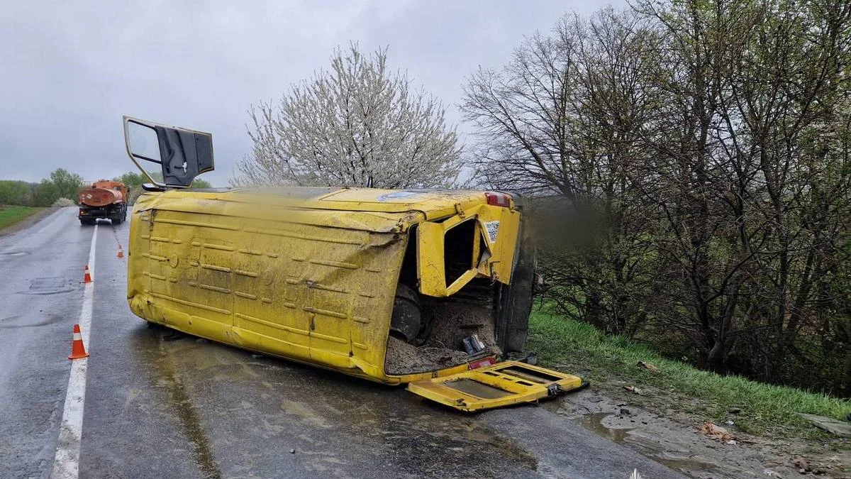 Фото до матеріалу: ДТП на Тлумацьчині: мікроавтобус перекинувся, водій втік, двох людей госпіталізували
