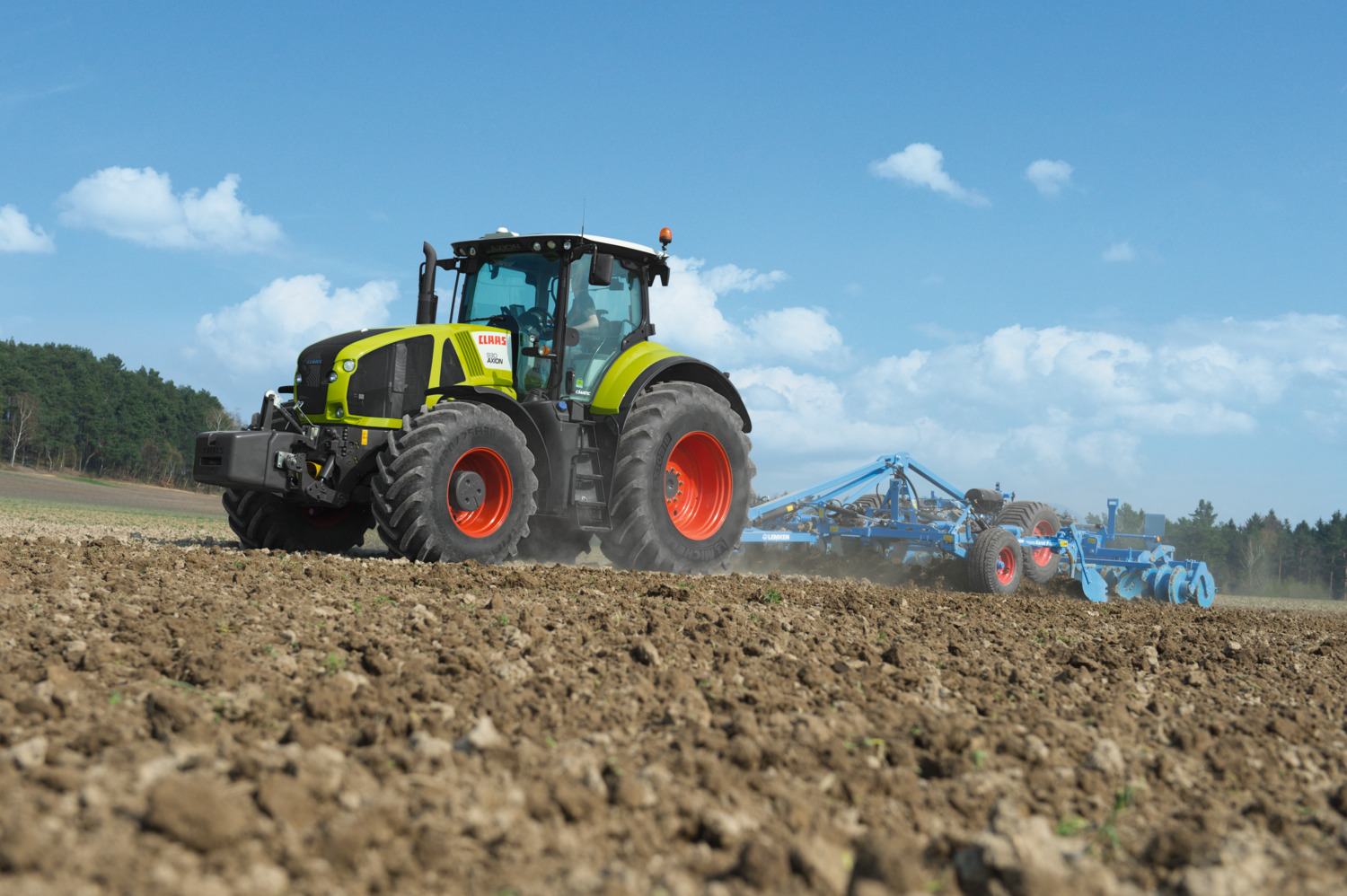 Фото до матеріалу: Нові трактори CLAAS AXION 900: потужність та комфорт для українських полів