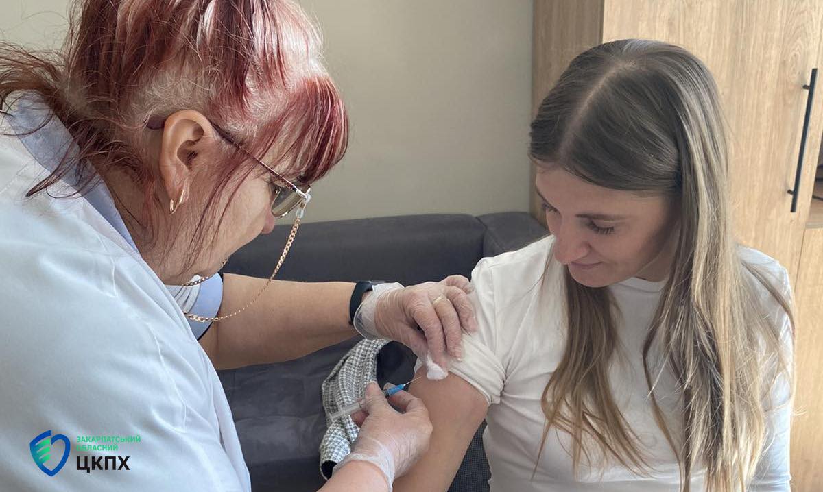 Фото до матеріалу: Мобільний автобус провів вакцинацію та тести у Неліпині: 28 людей отримали щеплення