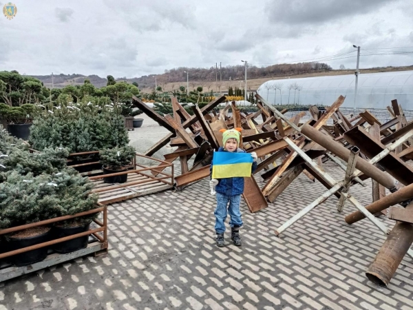 Фото до матеріалу: Відома туристична локація з лавандовим полем на Львівщині відтепер виготовляє протитанкові їжаки