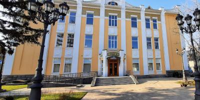 Фото до матеріалу: На під'їзді до дитячої лікарні в Кременчуці почалися ремонтні роботи