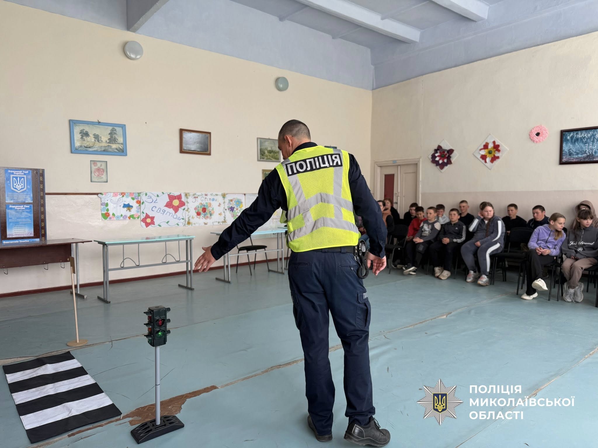 Фото до матеріалу: Поліція Баштанщини нагадала учням Пісківського ліцею правила безпеки на дорозі