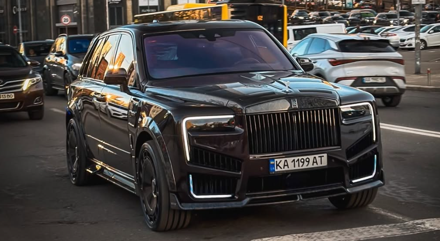 Фото до матеріалу: У Києві помітили тюнований Rolls-Royce Cullinan від Mansory: фото та характеристики