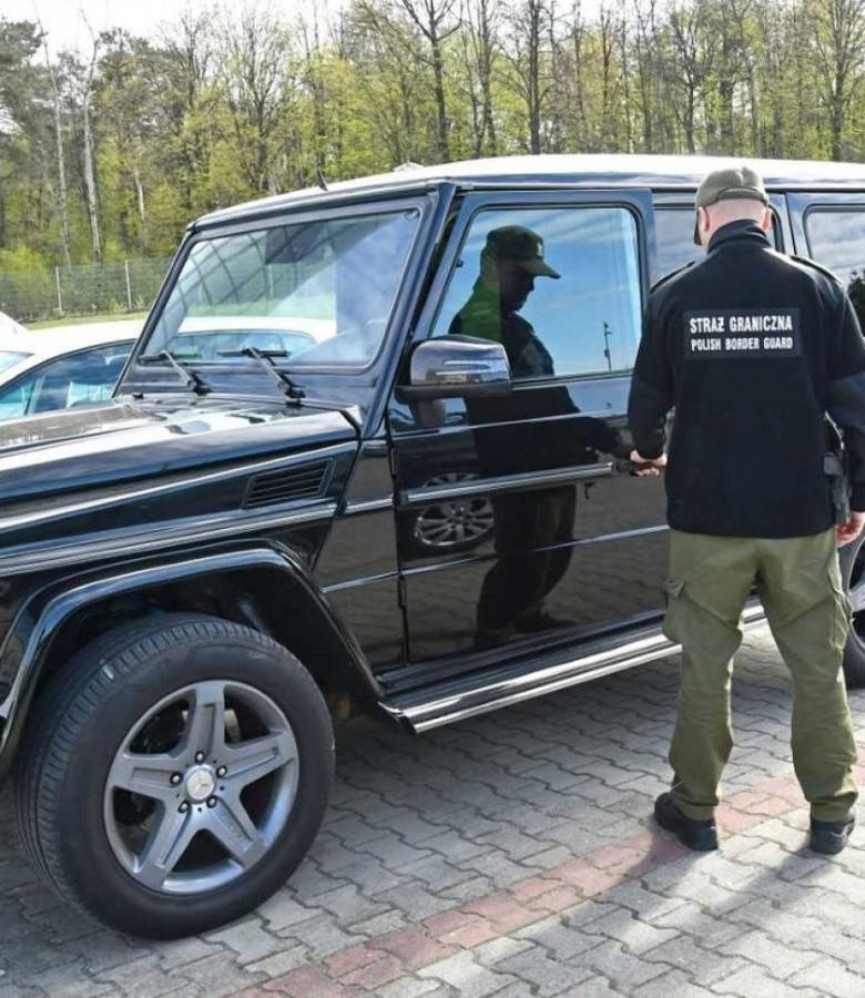 Фото до матеріалу: На кордоні з Польщею виявили Mercedes і деталі авто, викрадених у Європі