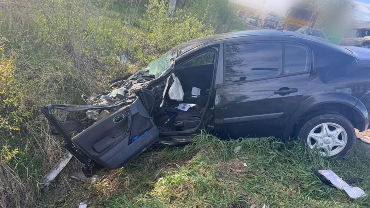 Фото до матеріалу: На Калуському шосе зіткнулися три авто: одного водія госпіталізували