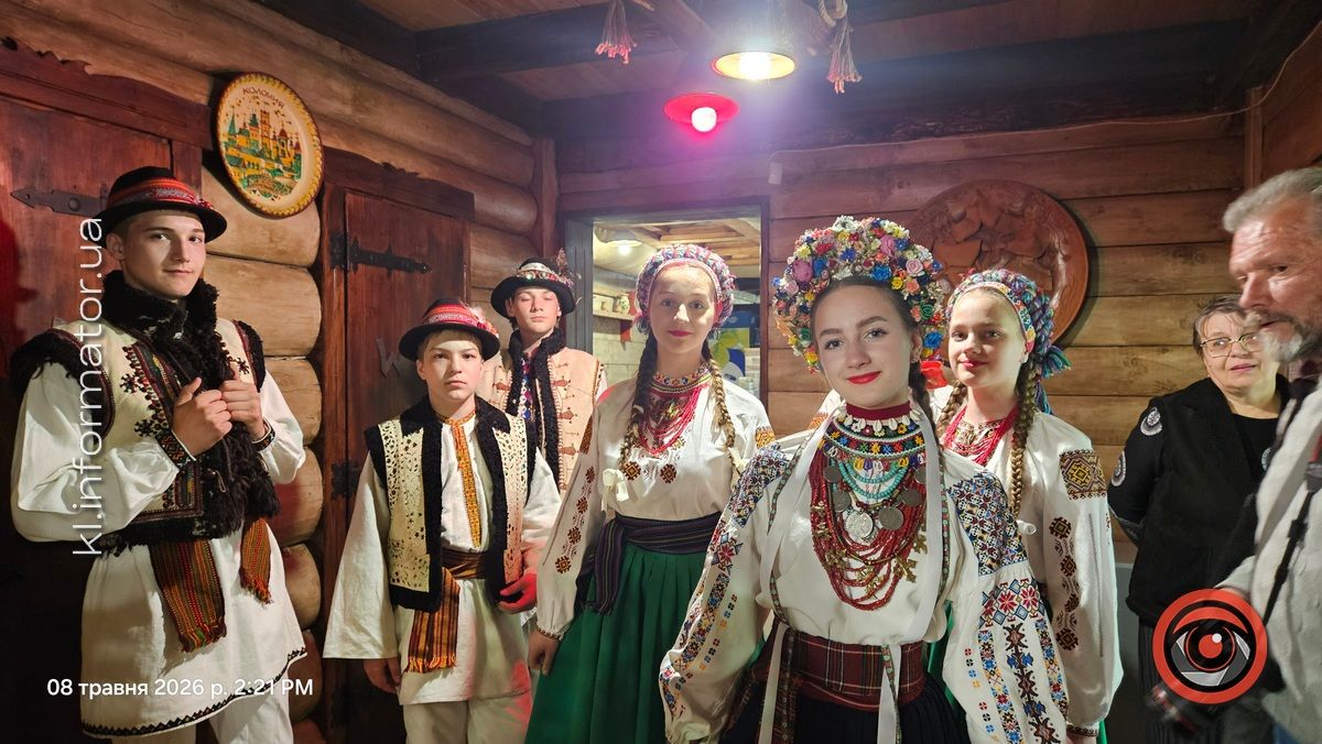 Фото до матеріалу: Весільні традиції трьох сіл Прикарпаття зібрані у книзі Лідії Андрійчук
