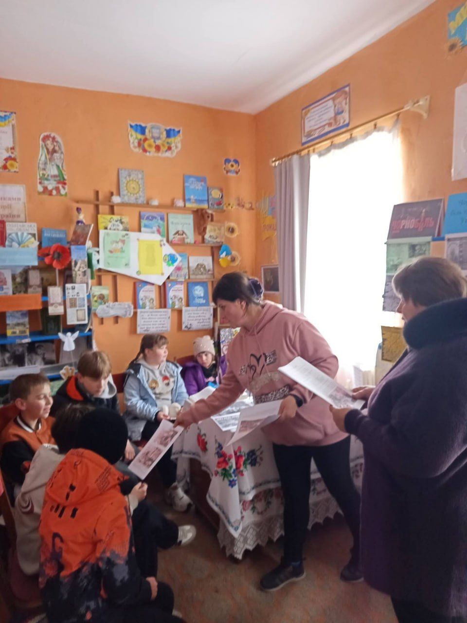 Фото до матеріалу: Бібліотеки Решетилівщини вшанували пам'ять Чорнобильської трагедії виставками та зустрічами зі свідками