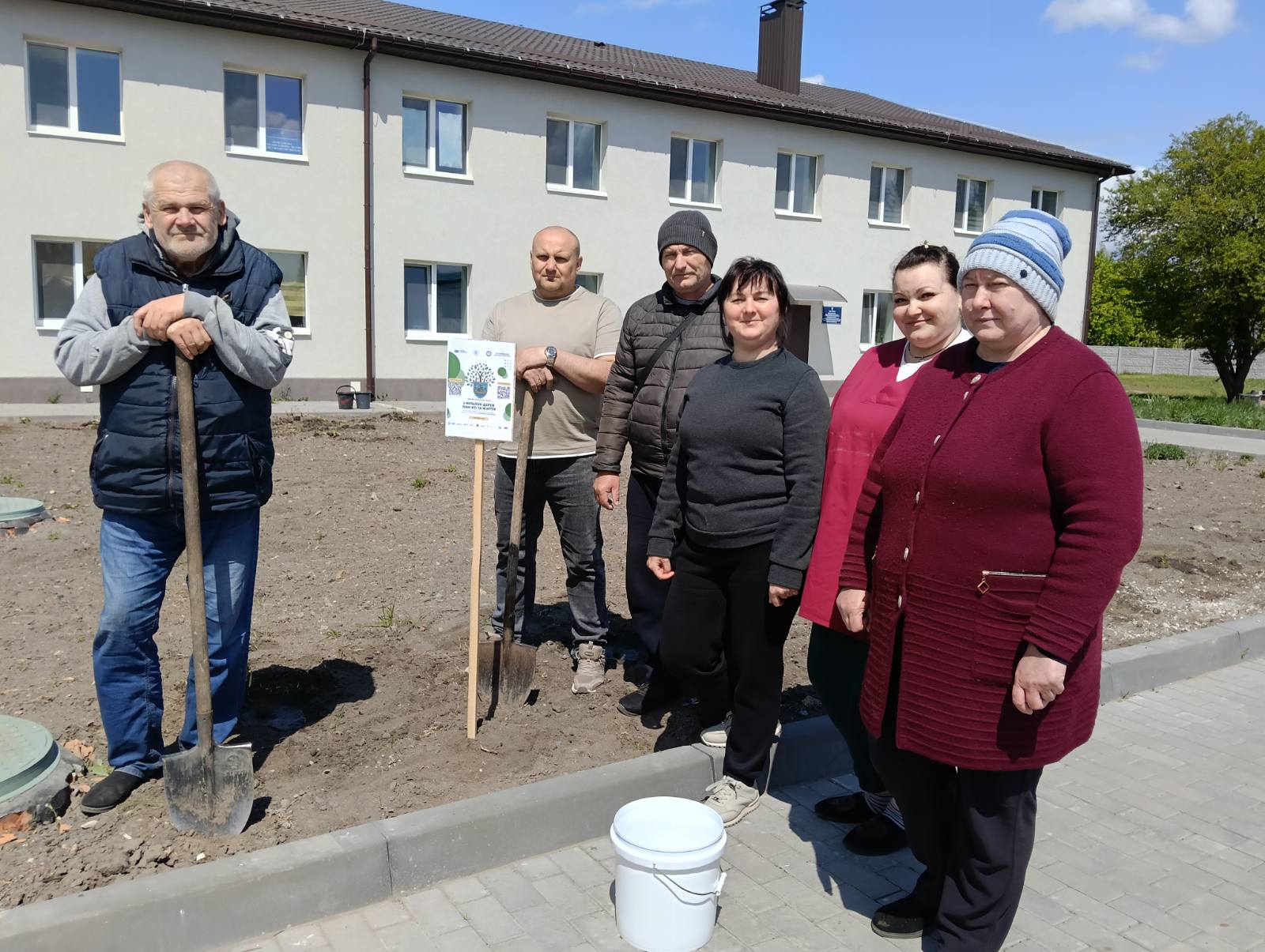 Фото до матеріалу: 160 нових дерев у Борозенській громаді: екологія та пам'ять про Героїв