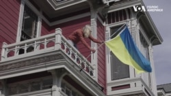 Фото до матеріалу: Власники будинку серіалу «Всі жінки відьми» вивісили український прапор у Лос-Анджелесі