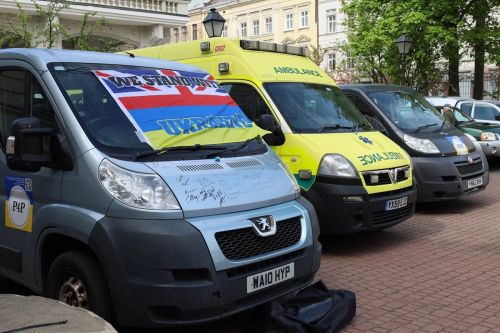 Фото до матеріалу: Британські волонтери передали ЗСУ 35 пікапів та гуманітарну допомогу