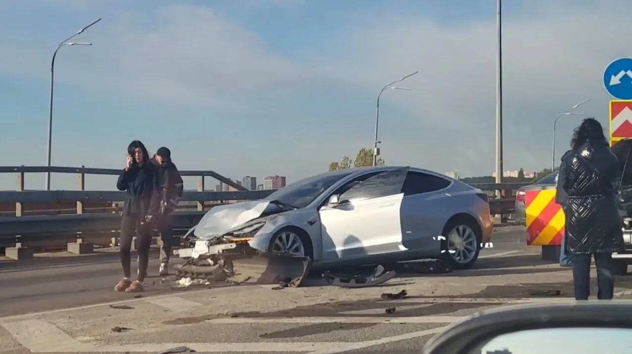 Фото до матеріалу: Смертельна ДТП на Дарницькому мосту: водій Tesla врізався в авто, є загибла