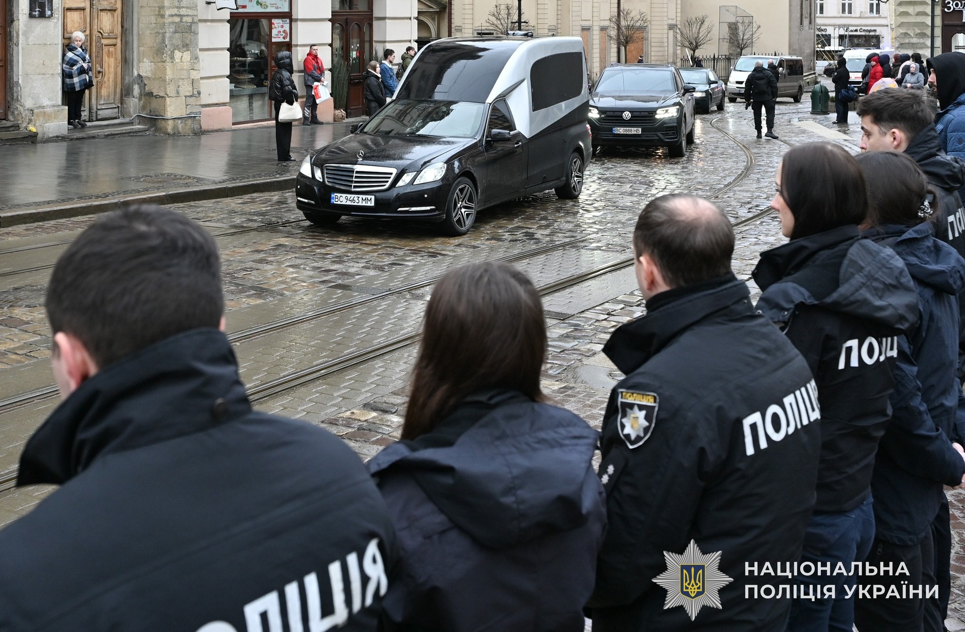 Фото до матеріалу: Як у Львові прощалися з поліцейською, яка загинула від вибуху у Львові: фоторепортаж
