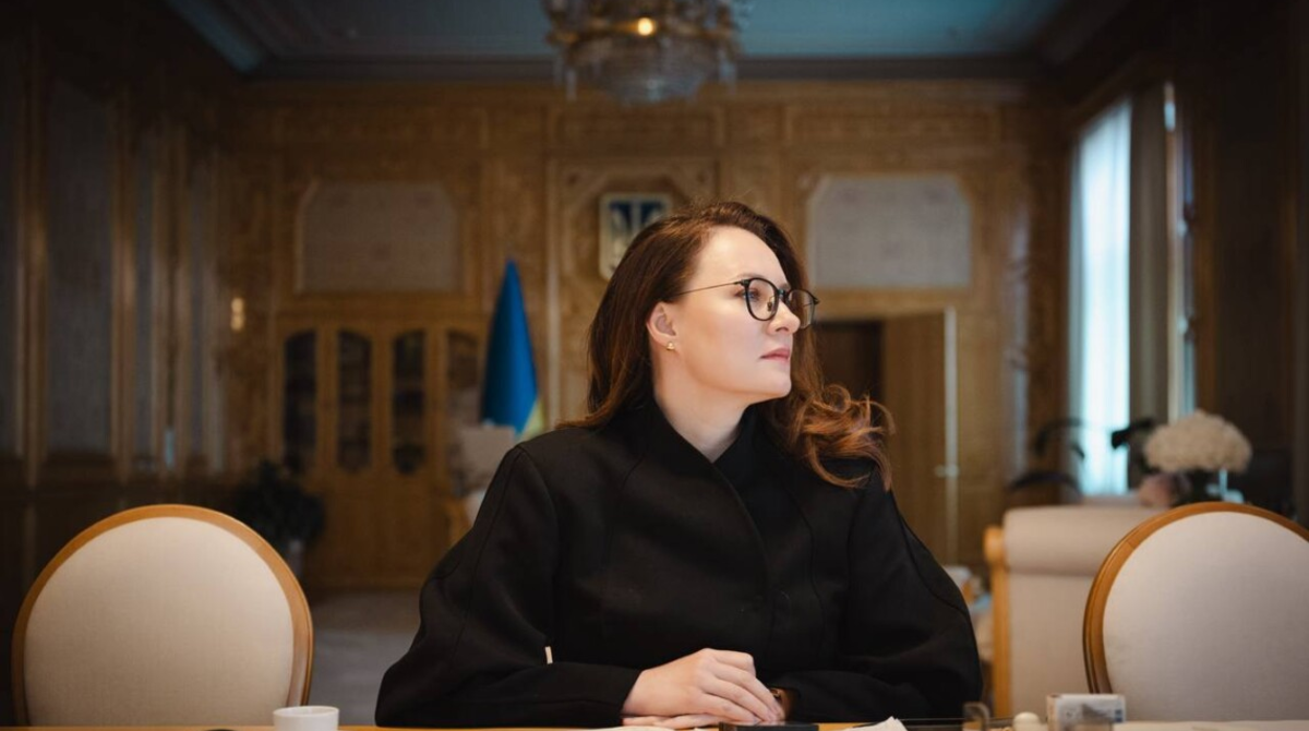 Фото до матеріалу: Кабмін скасував обмеження на виїзд за кордон для жінок-посадовиць