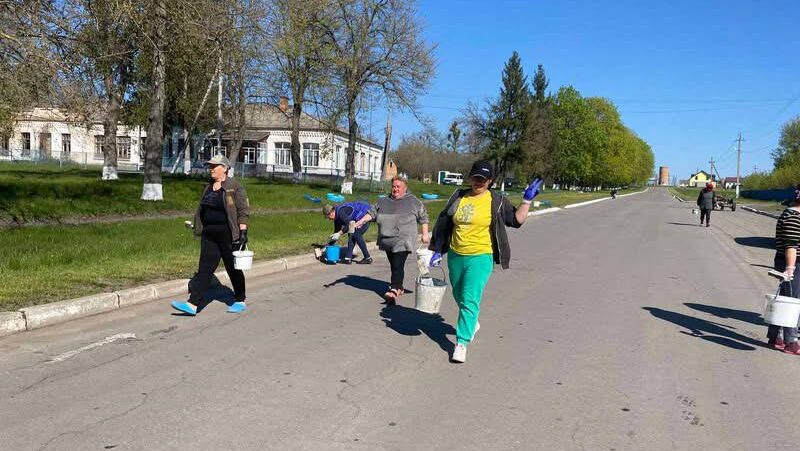 Фото до матеріалу: Жителі Зеленькова на Тальнівщині спільною працею прибрали село до весни