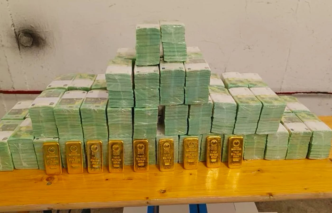 Фото до матеріалу: Угорщина повернула Україні активи Ощадбанку: 40 млн доларів та золото вже в країні