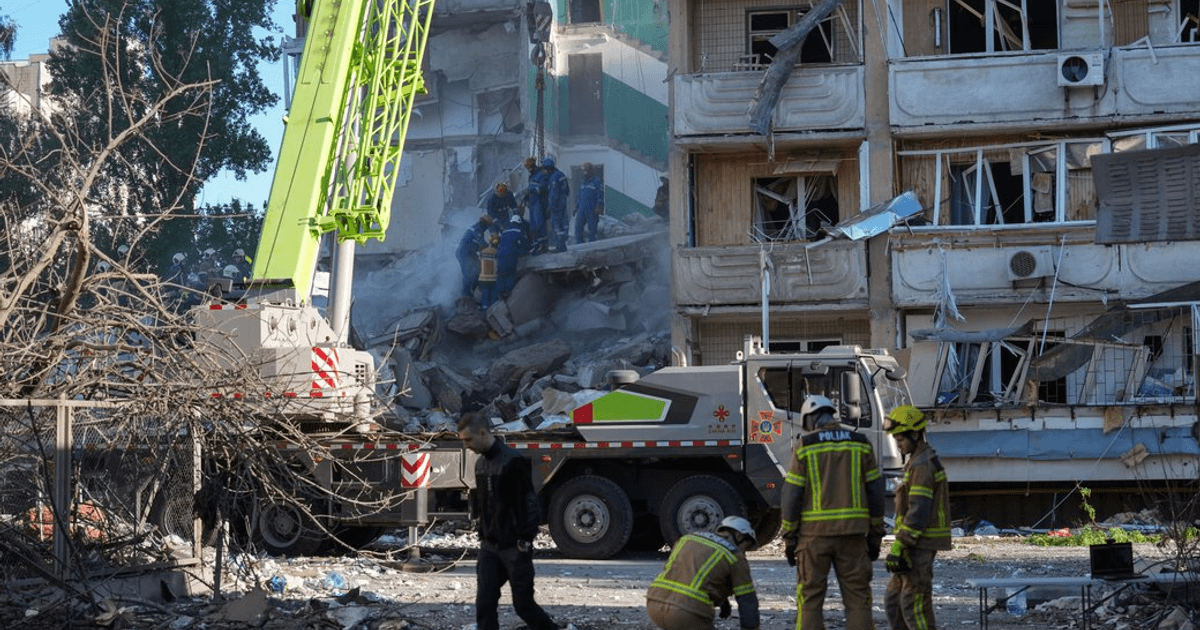Фото до матеріалу: Удар по Києву: кількість загиблих зросла до п'яти, рятувальники деблокували тіла