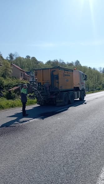 Фото до матеріалу: Ямковості на дорогах Івано-Франківщини ліквідують: оновлено трасу Н-09 та Н-10