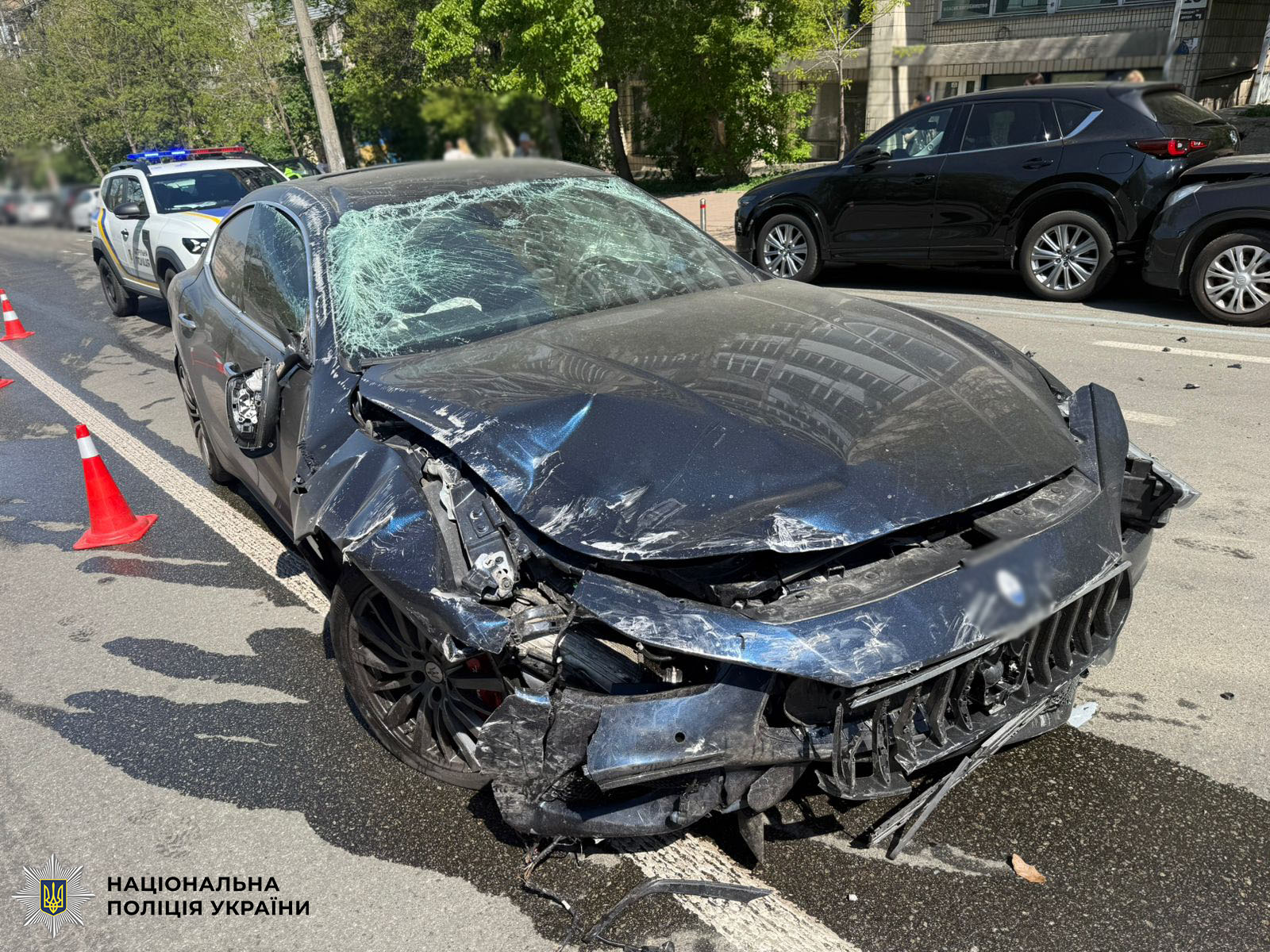 Фото до матеріалу: ДТП у Києві: Maserati врізався в три авто біля Ботанічного саду, водій KIA госпіталізовано