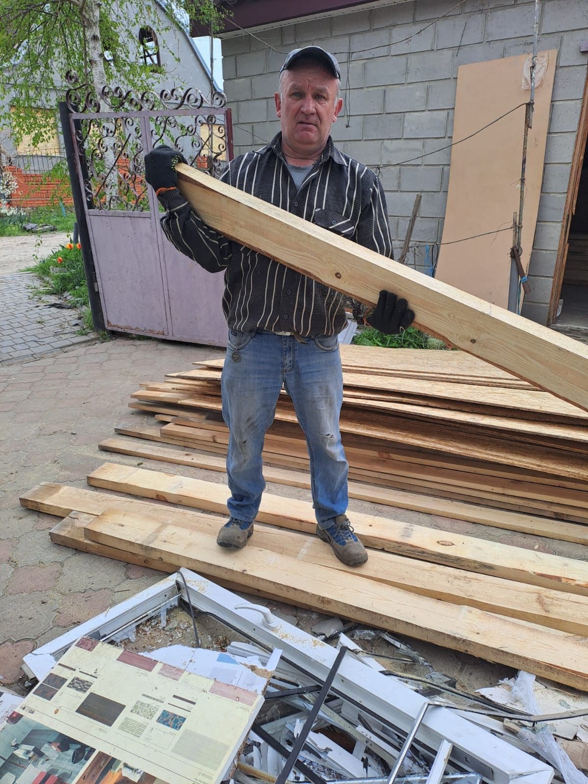 Фото до матеріалу: У Білозерській громаді ліквідують наслідки авіаудару: мешканці отримують допомогу для відновлення житла