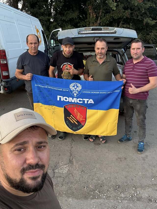 Фото до матеріалу: Близько двох сотень автівок волонтери доставили на передову