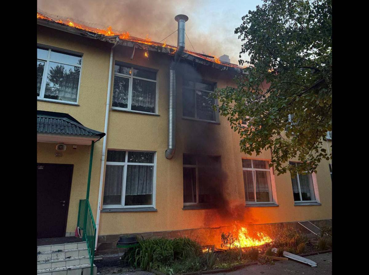 Фото до матеріалу: Вночі ворог атакував Фастівський район: пожежа в дитячому садку та пошкодження житла