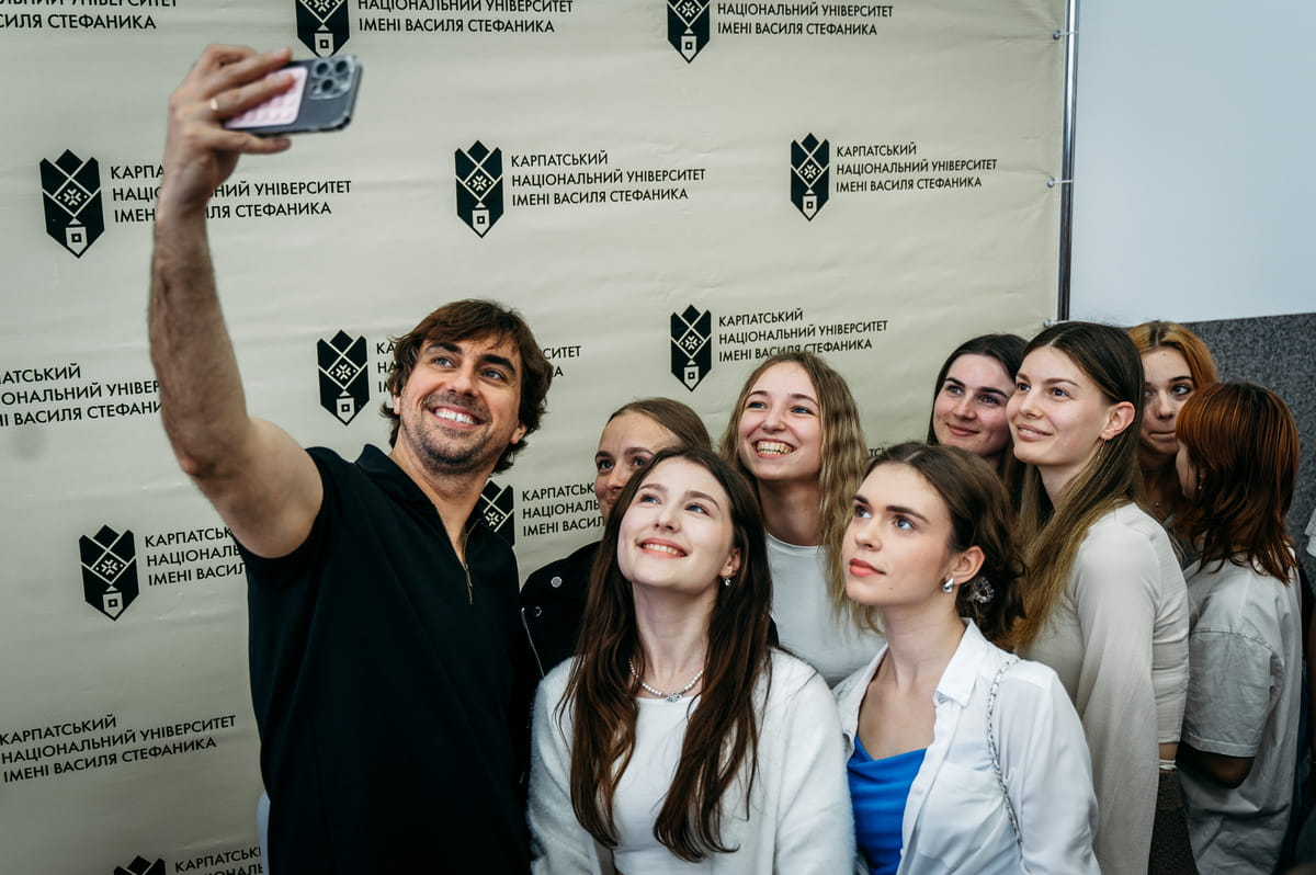 Фото до матеріалу: Актор Олексій Гнатковський розповів студентам про шлях від політолога до сцени