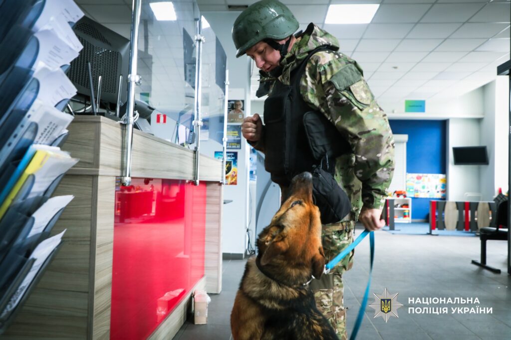 Фото до матеріалу: Поліція Черкас перевіряла підозрілий пакунок у адмінбудівлі на вулиці Благовісна