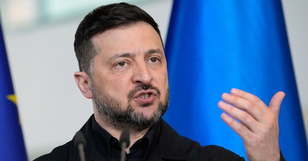 Фото до матеріалу: Кріс Дженнер у чорному вбранні з діамантами прийшла на вечірку Безоса