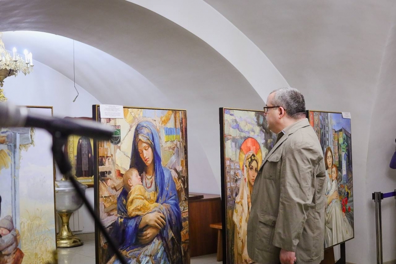 Фото до матеріалу: У Володимирі відкрили виставку Володимира Козюка «Мадонни українських міст»