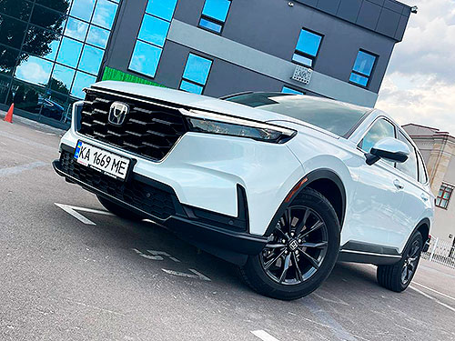 Фото до матеріалу: Тест-драйв Honda CR-V e:HEV: чому гібридний кросовер став лідером ринку в Україні