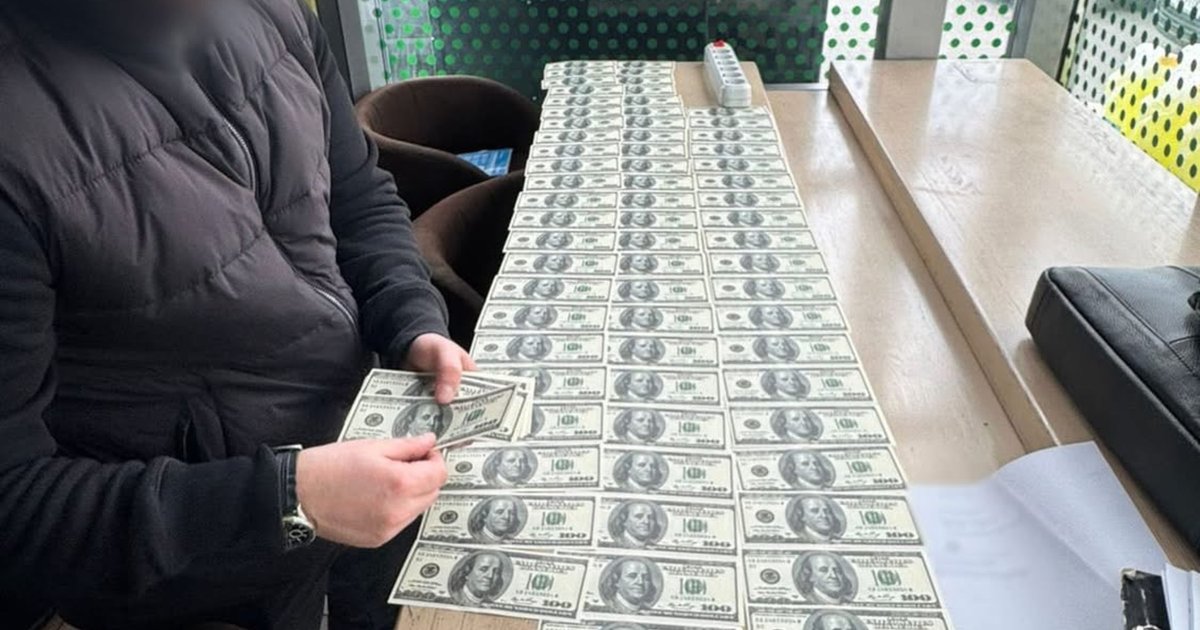 Фото до матеріалу: У Києві затримали шахрая, який за 10 500 доларів обіцяв перевести військового з передової у тил