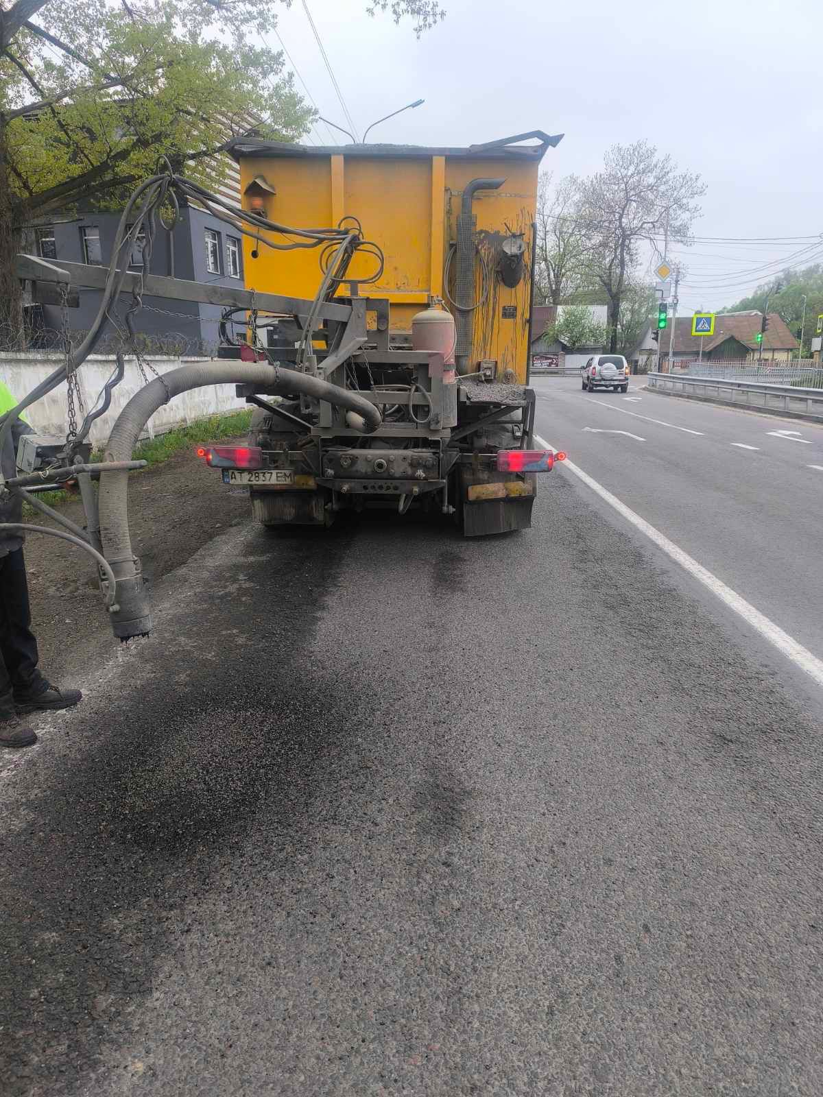 Фото до матеріалу: Дорожники Івано-Франківщини ліквідовують ямковість на трасах Н-09, Н-10 та Р-20
