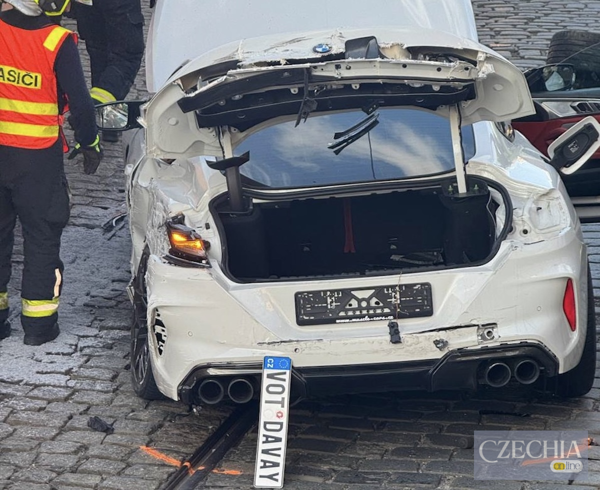 Фото до матеріалу: У Празі водій BMW влетів у трамвай: екстремальна їзда перетворила елітне авто на брухт