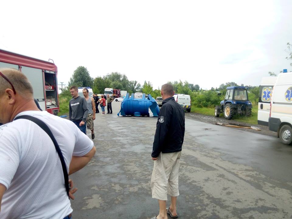 Фото до матеріалу: ДТП під Жвиркою: вантажівка впала на дах, загинули двоє чоловіків