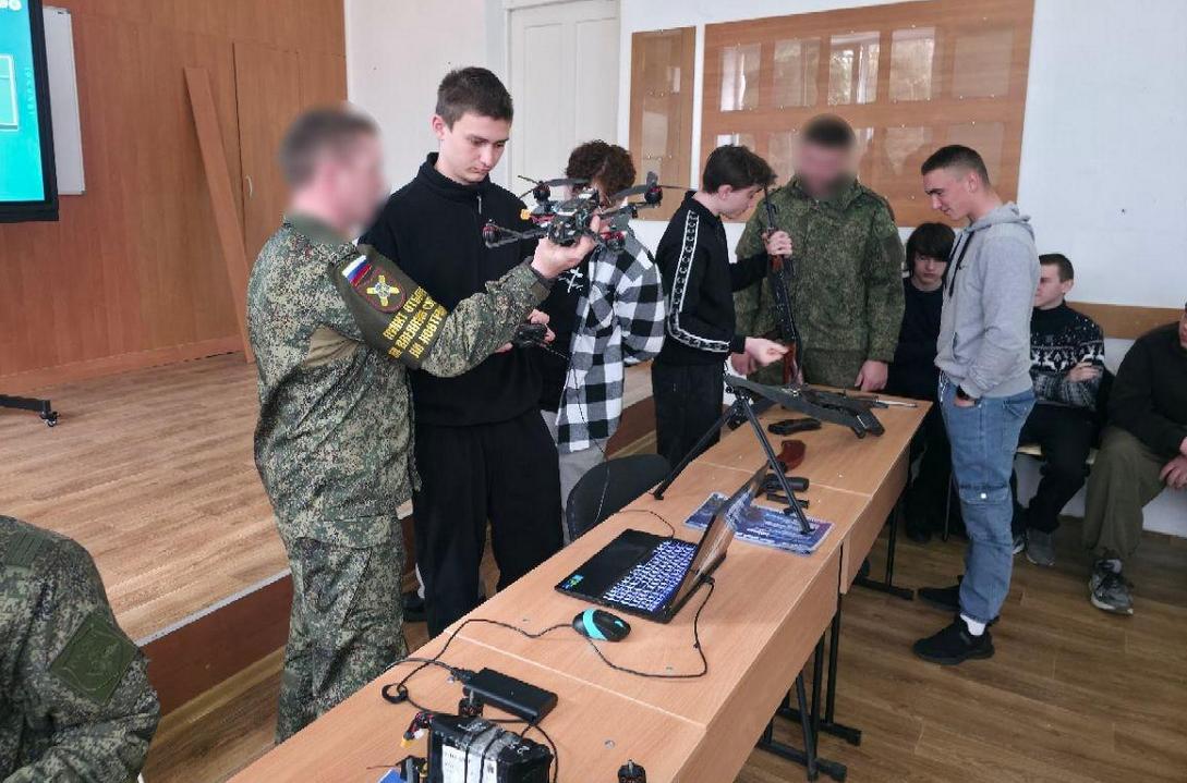 Фото до матеріалу: Студентів Херсонщини агітують підписувати контракт з армією РФ