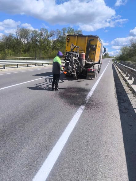 Фото до матеріалу: Ремонт доріг у Івано-Франківській області: як ліквідують ями та покращують безпеку руху