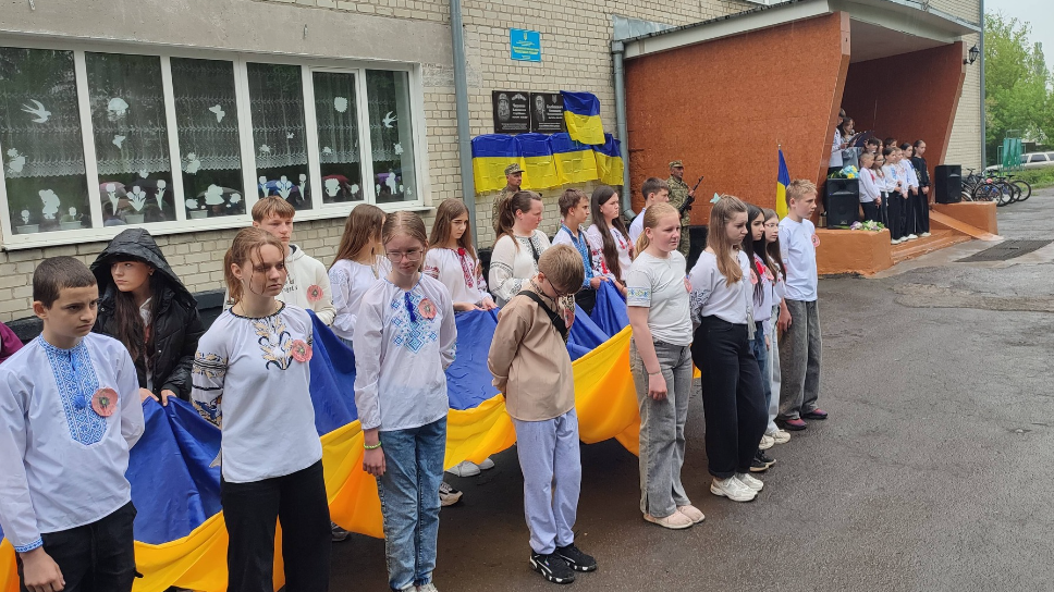 Фото до матеріалу: У Користі вшанували пам'ять загиблих захисників: відкрили меморіальні дошки та зібрали 27 тисяч гривень на ЗСУ