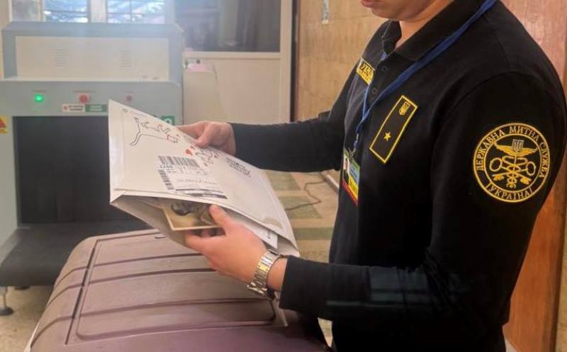 Фото до матеріалу: У киянки вилучили старовинні листівки без декларації