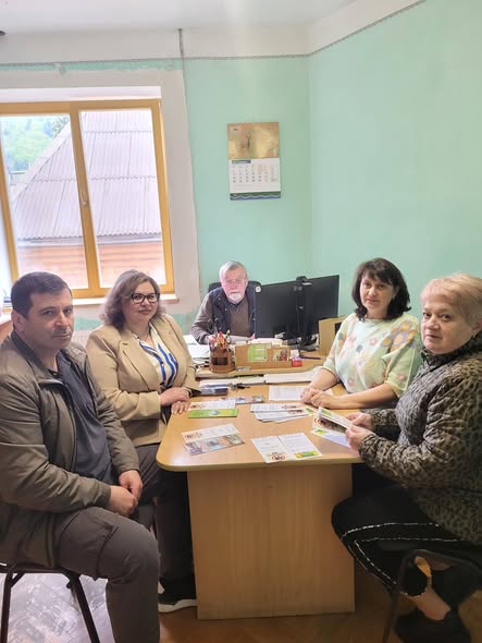 Фото до матеріалу: Яремче впроваджує роздільний збір сміття: нові контейнери та просвітницька кампанія в Карпатському НПП