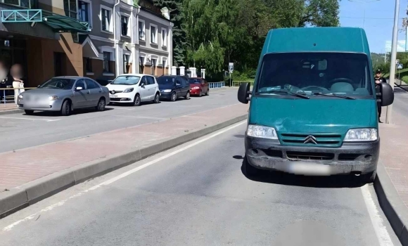 Фото до матеріалу: У Жмеринці пенсіонерка отримала травми під колеса Toyota: водійка рухалася заднім ходом