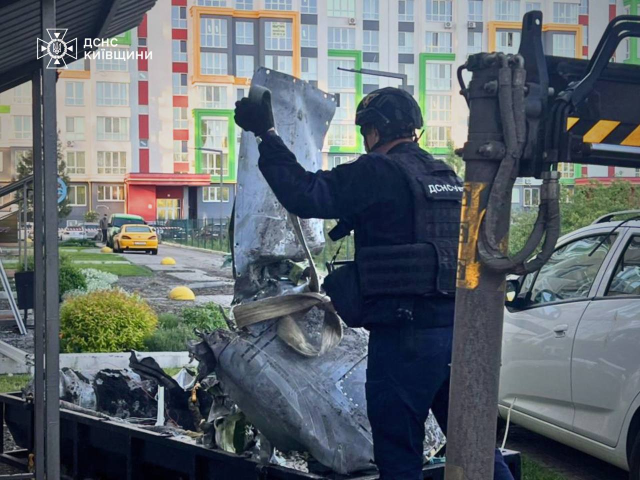 Фото до матеріалу: У Чабанах застрягла частина російської ракети: рятувальники вилучили небезпечний предмет